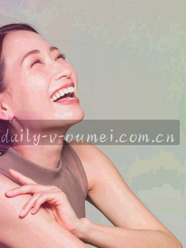 几何纹理墙面，青与洋红斜线交错构成资料馆目录背景